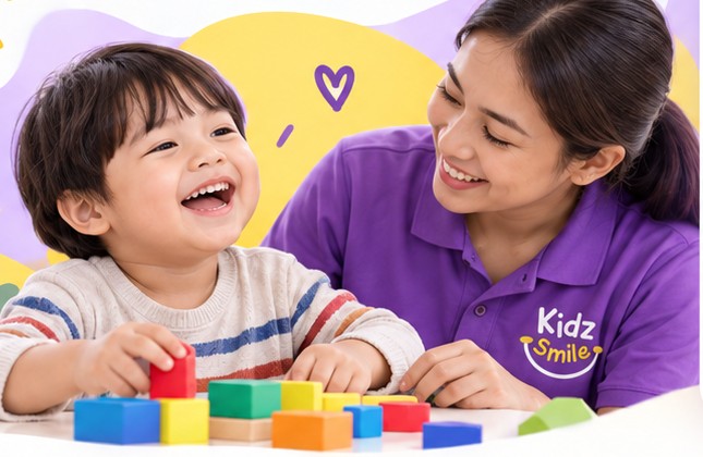 Anak bermain balok bersama terapis Kids Smile